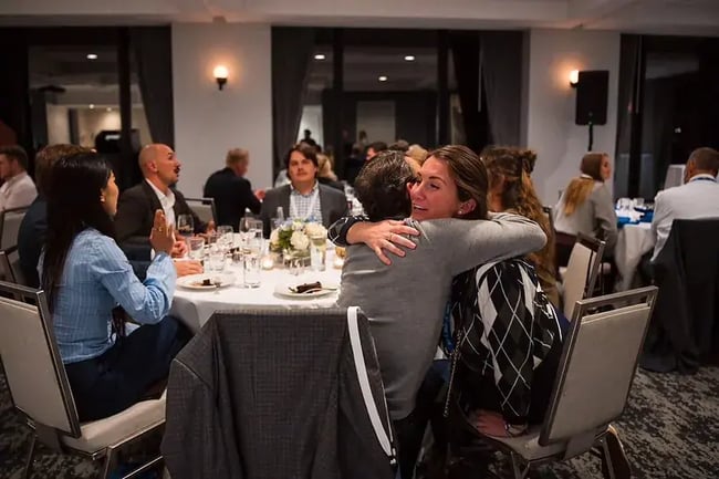 04-gala-dinner-hug